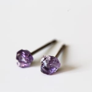 Puces d'oreilles en titane améthyste, Puces d'oreilles en pierres précieuses hypoallergéniques, Boucles d'oreilles antiallergiques, Puces d'oreilles en améthyste brute, Boucles d'oreilles sensibles à la mode