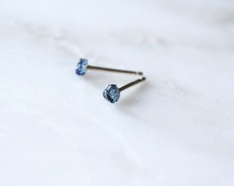 Pequenos brincos de safira, brincos de safira bruta, brincos de prata esterlina com safira azul