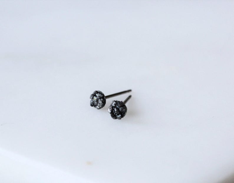 Boucles d'oreilles puces en titane et diamant noir, brutes et éthiques (4 mm pour homme) image 1