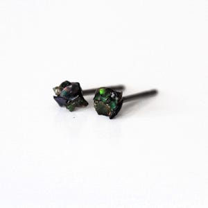 Äthiopische Schwarzopal Ohrringe: Rohe 3 mm Ohrstecker mit Titan Steckern