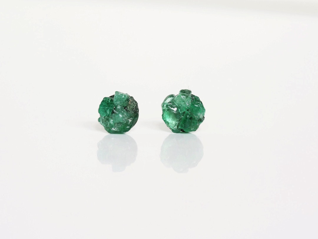 天然エメラルドチタンスタッドピアス（6mm、5月の誕生石） - Etsy 日本