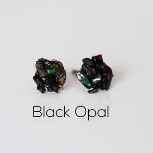 エチオピア産ブラックオパールイヤリング：天然ウェロ石、チタンスタッド
