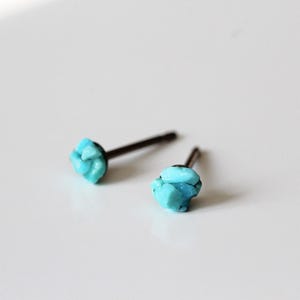 Ruwe turkoois titanium oorknopjes: hypoallergene sieraden