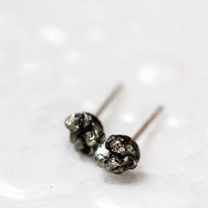 Rohe Pyrit Sterling Silber Ohrstecker - Tiny 4 mm Naturstein