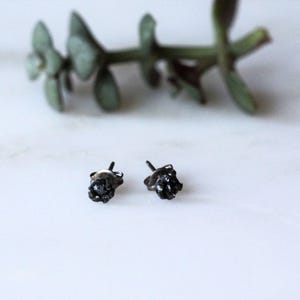 Boucles d'oreilles puces en titane et diamant noir, brutes et éthiques (4 mm pour homme) image 3