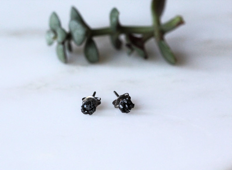Boucles d'oreilles puces en titane et diamant noir, brutes et éthiques (4 mm pour homme) image 3
