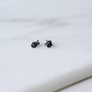 Boucles d'oreilles puces en titane et diamant noir, brutes et éthiques (4 mm pour homme) image 6