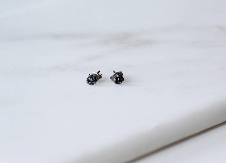 Boucles d'oreilles puces en titane et diamant noir, brutes et éthiques (4 mm pour homme) image 6