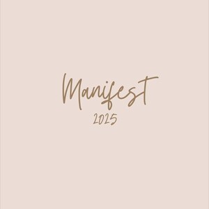 Puede incluir: Impresión artística digital con la palabra "Manifest" en estilo manuscrito, en color marrón cálido. Debajo, el número "2025" en una fuente y color similares. El fondo es de color beige claro sólido.