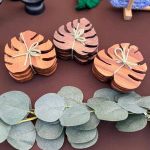 Träunderlägg med lövmotiv. Växtälskare och Monstera-inspirerade! Varje unik, handgjord och din!