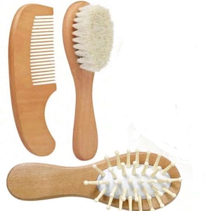 Peut inclure: Ensemble de trois brosses à cheveux en bois. L'ensemble comprend un peigne, une brosse à poils doux et une brosse avec une rangée de petites  brosses rondes en bois.
