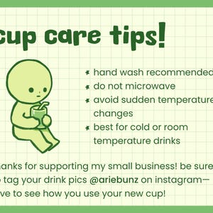 Op de afbeelding: Een lichtgroene afbeelding met de tekst "cup care tips!" en een cartoonfiguur met een beker met een rietje. De tips omvatten handen wassen, magnetrons vermijden en temperatuurveranderingen. De afbeelding moedigt klanten aan om foto's op Instagram te delen.