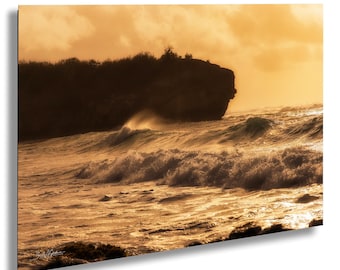 Obra de arte de playa de naufragio – Olas doradas del océano de Hawái al amanecer / Impresión artística de Kauai