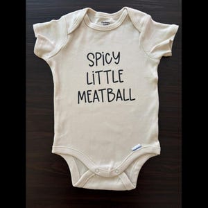 Macacão de bebê com almôndegas picantes