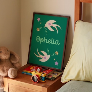 Stampa personalizzata con rondine boho – Stampa da parete con nome personalizzato per la cameretta dei bambini – Poster romantico con uccelli per la cameretta dei bambini – Decorazione personalizzata per bambini in colori pastello tenui