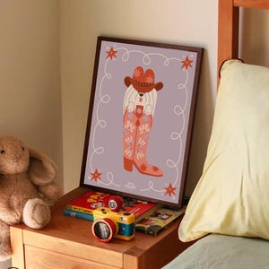 Stampa artistica con cane da cowboy - Poster per cameretta dei bambini in stile western viola e terracotta / Decorazione per cameretta dei bambini in stile boho di metà secolo / Graziosa decorazione murale con cucciolo da cowboy