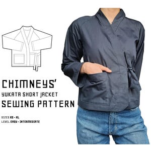 Puede incluir: Chaqueta corta Yukata gris oscuro con cierre de lazo y bolsillos. La imagen incluye un dibujo lineal de la chaqueta y el texto "CHIMNEYS' YUKATA SHORT JACKET SEWING PATTERN" con tallas XS-XL y nivel Fácil-Intermedio.