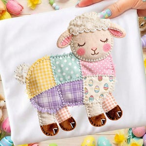 Op de afbeelding: Een set van drie keramische mokken met een gespikkelde, matte afwerking. De mokken zijn in crème, lichtbruin en donkerbruin. Elke mok heeft een eenvoudig, minimalistisch ontwerp.