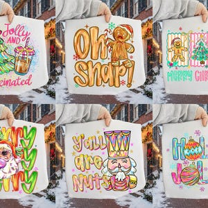 Op de afbeelding: Een verzameling witte draagtassen met kleurrijke kerstontwerpen. Elke tas heeft feestelijke afbeeldingen en tekst, waaronder een kerstboom, een peperkoekmannetje, de kerstman en de zinnen "Jolly and Caffeinated", "Oh Snap!" en "Merry Christmas."