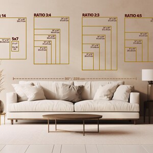 Op de afbeelding: Een diagram dat verschillende afdrukformaten voor canvasprints laat zien. De formaten zijn aangegeven in inches en centimeters. Het diagram toont een bank en een tafel voor een muur met de weergegeven afdrukformaten.