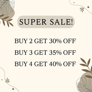 Op de afbeelding: Een beige en bruine afbeelding op een witte achtergrond. De tekst "SUPER SALE!" staat in een wit rechthoek met een beige achtergrond. De tekst "BUY 2 GET 30% OFF", "BUY 3 GET 35% OFF" en "BUY 4 GET 40% OFF" staat in zwarte tekst.