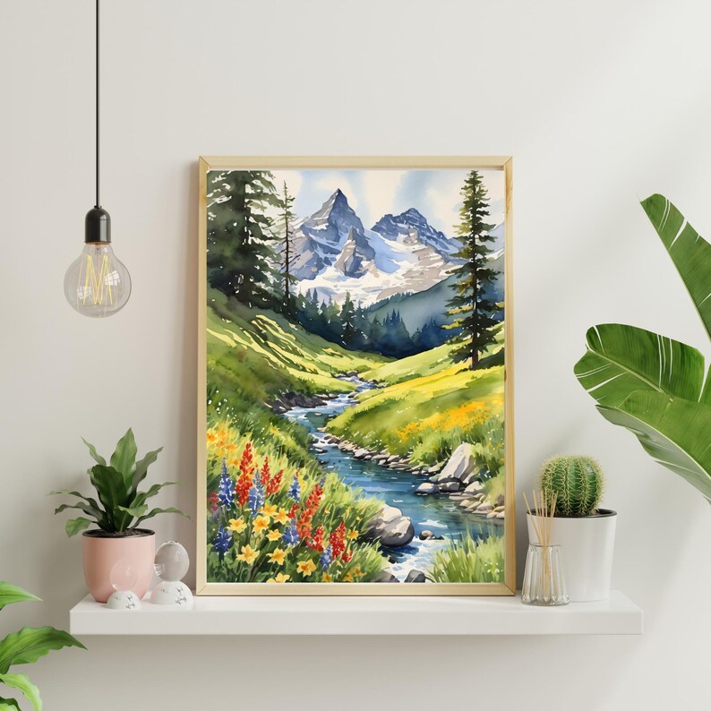 Op de afbeelding: Waterverf schilderij van een berglandschap met een beek die door een vallei stroomt. De bergen zijn met sneeuw bedekt en de vallei is gevuld met wilde bloemen in tinten rood, geel en blauw.