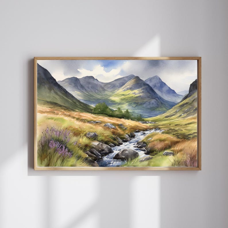 Puede incluir: Una pintura de acuarela de un valle de monta&ntilde;a con un arroyo que fluye a trav&eacute;s de &eacute;l. Las monta&ntilde;as son verdes y marrones, y el cielo es azul con nubes blancas. El arroyo es claro y fluye sobre rocas.