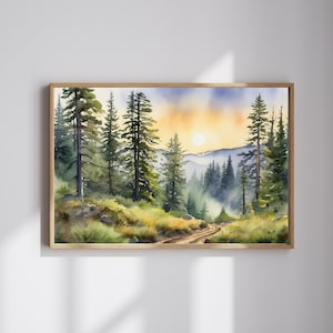 Op de afbeelding: Een aquarel schilderij van een bospaadje dat naar een bergketen leidt. De zon gaat onder achter de bergen en werpt een warme gloed op de bomen. Het pad is omzoomd met hoge dennenbomen en de grond is bedekt met groen gras.