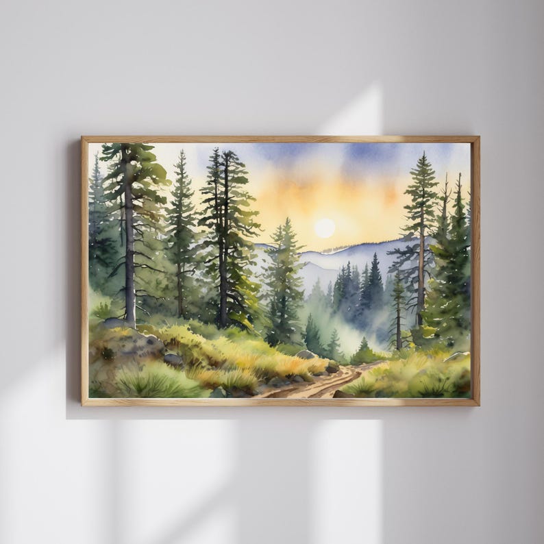 Op de afbeelding: Een aquarel schilderij van een bospaadje dat naar een bergketen leidt. De zon gaat onder achter de bergen en werpt een warme gloed op de bomen. Het pad is omzoomd met hoge dennenbomen en de grond is bedekt met groen gras.