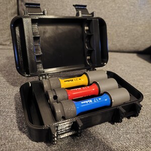 以下が含まれることがあります： 3色の工具が入った黒いケース。工具は黄色、赤、青で、端はグレーです。ケースの内側は質感があり、留め金で閉まります。工具には17、19、21の数字が印刷されています。