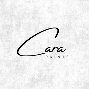Puede incluir: Un dise&ntilde;o de logotipo con el nombre "Cara" en una escritura cursiva fluida, con la palabra "PRINTS" en una fuente m&aacute;s peque&ntilde;a, sans-serif debajo. El dise&ntilde;o es en negro sobre un fondo texturizado blanquecino.