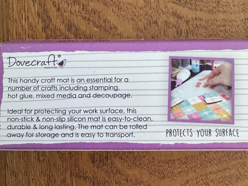 以下が含まれることがあります： 紫と白のDovecraft essentialsクラフトマットパッケージ。パッケージには、使用中のマットの写真が含まれています。パッケージのテキストには、マットはスタンプやホットグルーなどの工芸品用であると記載されています。作業面を保護します。