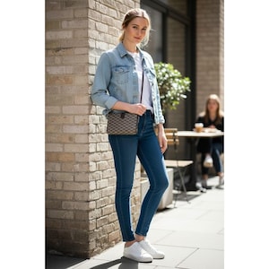 Op de afbeelding: Een handgemaakt houten bord met de tekst "Welcome" in een speels lettertype. Het bord is wit geschilderd met een verweerde afwerking en heeft een klein, decoratief hart. Afmetingen: ongeveer 30 cm breed en 15 cm hoog.