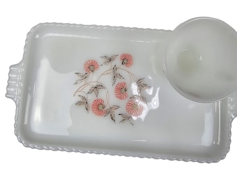 Juego de aperitivos de vidrio opalino vintage con bandeja y taza de flores de margaritas rosas, estilo moderno de mediados de siglo.