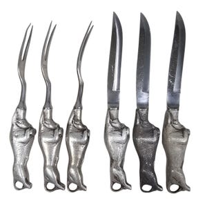 Könnte beinhalten: Ein Set aus sechs silberfarbenen Servierutensilien. Drei Gabeln und drei Messer weisen ein einzigartiges Design mit einer stilisierten Tierfigur als Griff auf. Die Klingen und Zinken sind poliert, während die Griffe eine strukturierte Oberfläche haben.