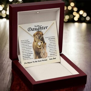 Regalo de San Valentín para hija, collar de oro de lujo, tarjeta con mensaje personalizado, regalo para padre e hija, regalo de cumpleaños inspirador, collar de león