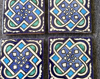 Set di 4 piastrelle zellige marocchine fatte a mano – Autentiche piastrelle in ceramica dipinte a mano, con motivo geometrico blu e turchese (10x10 cm).