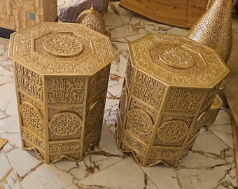 Mesa auxiliar marroquí de latón de lujo, mesa auxiliar octogonal con caligrafía grabada a mano de Fez, mesa de centro artesanal Moucharabi, estilo morisco de mediados de siglo.