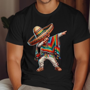 Op de afbeelding: Een zwart T-shirt met een cartoonillustratie van een persoon die een sombrero en een kleurrijke poncho draagt ​​en de dab doet.