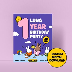 Op de afbeelding: Een digitale uitnodiging voor een verjaardagsfeestje met een paarse achtergrond. De uitnodiging bevat de tekst "LUNA YEAR BIRTHDAY PARTY" en het nummer "1" in roze. De datum "30 MEI" is ook opgenomen. De uitnodiging heeft cartoon konijntjes en een gele cirkel met "CUSTOM DIGITAL DOWNLOAD".