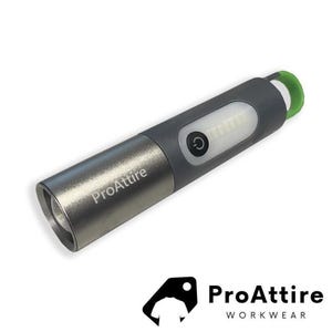 Puede incluir: Una linterna gris y verde con una luz LED blanca y un botón de encendido. La linterna tiene el texto "ProAttire" impreso en el lateral.