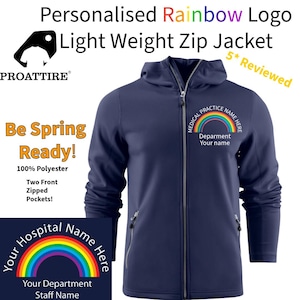 Könnte beinhalten: Marineblaue, leichte Reißverschlussjacke mit Regenbogen-Logo. Die Jacke hat eine Kapuze, zwei Reißverschlusstaschen vorne und den Text "Be Spring Ready!". Hergestellt aus 100 % Polyester.