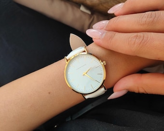 Minimalistisch horloge met witte wijzerplaat: gouden kast, band van PU-leer
