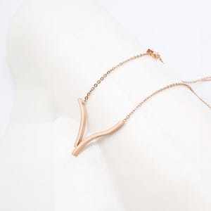 Collar minimalista moderno en forma de V en oro rosa: acero inoxidable con diseño elegante: regalo de joyería de moda para mujer