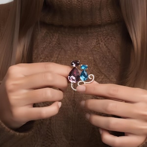 Spilla a forma di gatto in cristallo – Spilla a forma di animale in oro 18 carati, rosa e blu