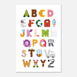 Poster dell'alfabeto Alphabuddies • Arte murale illustrata ABC per bambini • Decorazione per la cameretta dei bambini • Stampa educativa per camerette dei più piccoli e spazi Montessori