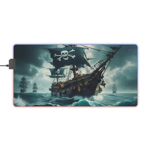 Tapis de bureau LED RVB XXL bateau pirate - Scène de bataille en mer orageuse - Inspiré d&#39;un jeu d&#39;aventure en mer - Sous-main lumineux étendu - Micro-tissage