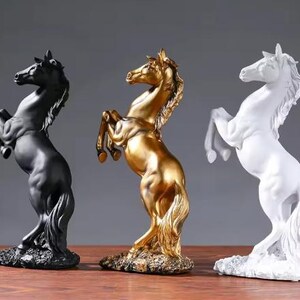 Statua in resina dorata bianca nera figura di cavallo nordica ornamenti astratti per statuette per interni scultura stanza arredamento casa