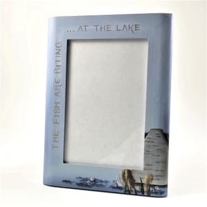 "I pesci abboccano... al lago" con pesci e molo - Cornice dipinta a mano per foto 4x6