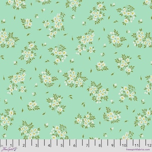 Puede incluir: Un patrón de tela sin costuras con racimos de flores blancas, centros amarillos y hojas verdes sobre un fondo verde claro. La tela tiene un diseño floral delicado, con una regla en la parte inferior. El texto "freespiritfabrics.com" es visible.